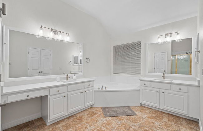 Stylish One Level Home Ping Pong Foosball Yard - Foto 27