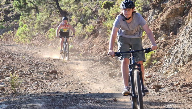 Percorrendo sentieri di montagna in bicicletta