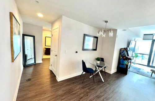 Skyline Retreat Penthouse, Top Floor, Year round Pool, City View! - Foto 38