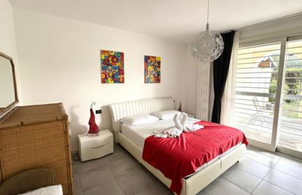 Bea's House, Restyling 2026 Sirmione with Private Garden and shared Pool DesenzanoLoft Official Partner Homes & Villas by Marriott Bonvoy - Foto 23