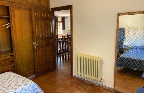 Dos chalets + 3 salones + calefacción + chimeneas (máx 21 personas) - Foto 25