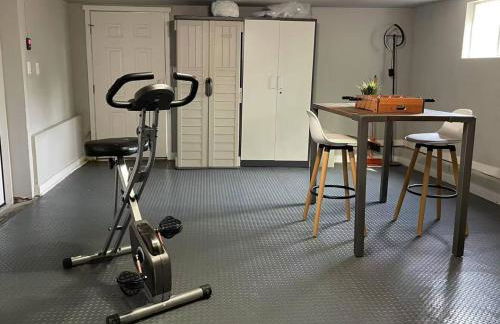 Chic 3BR 2BA Duplex w Serene View BBQ near airport - Foto 23