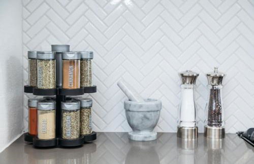 Beautifully Decorated, Modern Downtown Houston Home - Photo 12