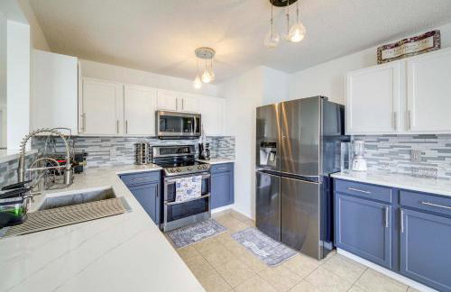 Camby Home with 3 Living Areas and Community Pool! - Foto 6