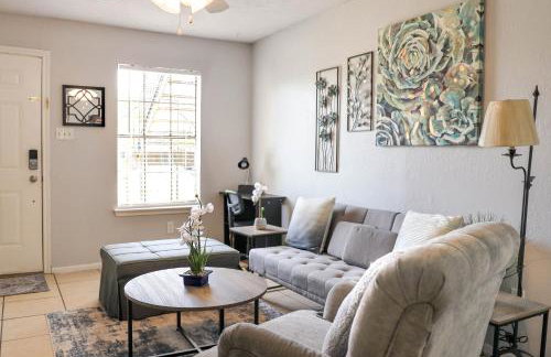 Congeniality and Comfort. All the essentials with class, 2 nights? 2 weeks? Stay, relax, work, or go out for fun. - Foto 2