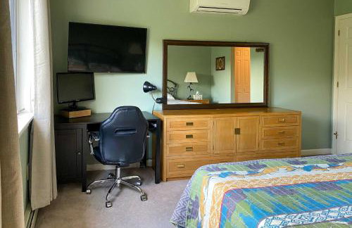 Spacious Ski-inandOut Black Mountain Home with Deck! - Foto 15