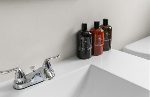 10 Min to Downtown-Modern in Magic City-Both Units - Foto 26