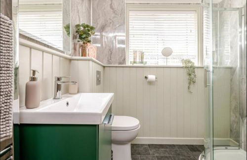 Modern Coastal Retreat, HotTub, Fire Pit, Pets welcome - Photo 28