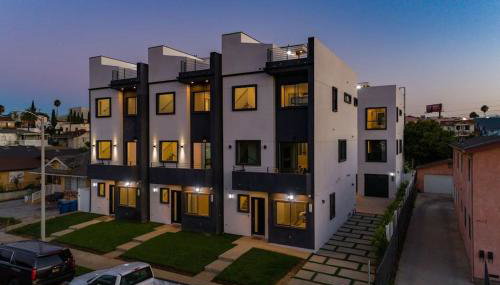 Luxury Modern 4 Bedroom 3 Bathroom Home with Rooftop Deck #1 - Foto 2