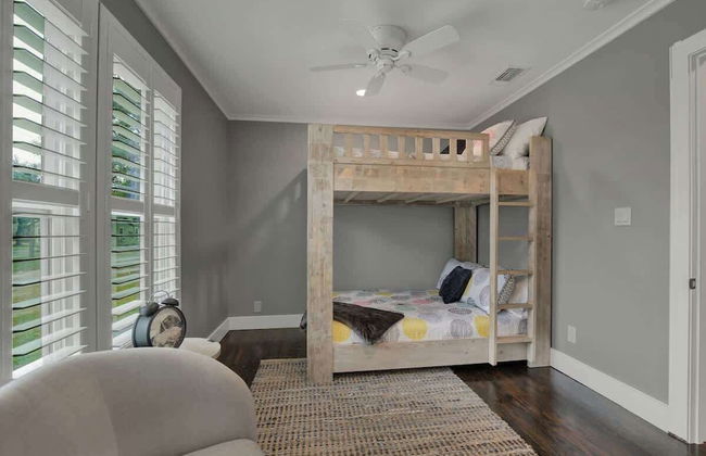 Upscale Home With Pool and Firepit - Close to Mercer St! - Foto 9