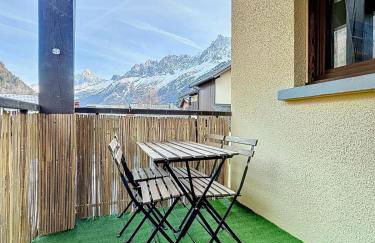 Modern 2BR Apt with Mountain Views & Private Parking - Foto 10