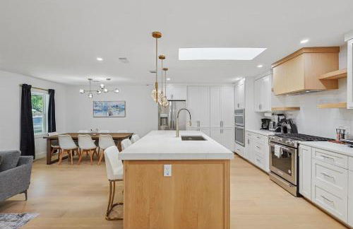 3-BD 3-BA Bungalow ft Backyard w Deck & Firepit - Foto 13