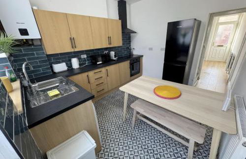 Levenshulme House - 2 Bedroom - Sleeps 6 - Free Parking & WiFi - Foto 16