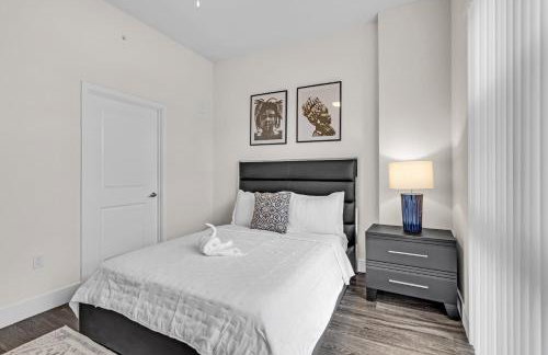 Bright and Airy 2 Bed on Biscayne Blvd with Free Park - Foto 12