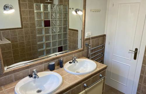 Villa with a big garden and heated pool - Photo 26