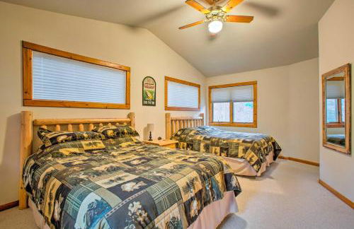 Riverfront Manton Cabin with Pool Table and Fire Pit! - Foto 24