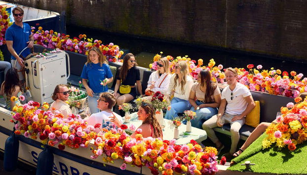 Paseo en barca de flores por los canales - Foto 3, Navegando por Ámsterdam en una barca decorada con flores