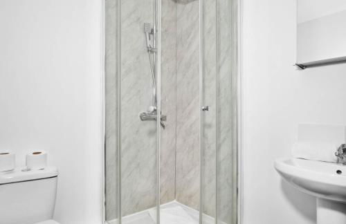 Spacious 5 Bedroom & 5 Bathrooms House - Garden - Parking - Netflix 376MW - Foto 25