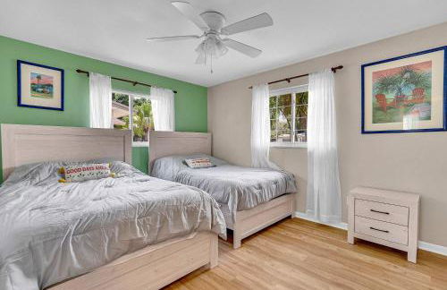 Four Bed Home with Pool Game Room Bar Near Beach - Foto 43