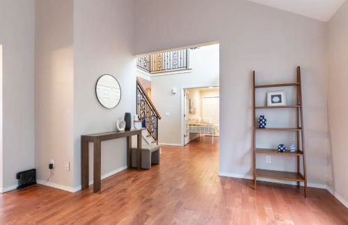 Spacious & Serene 6-Br Family Retreat in Kirkland - Photo 14