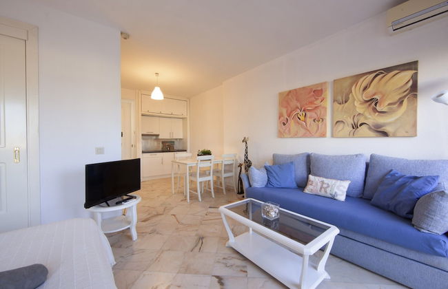 Studio in Marbella With Beachfront Pool - Photo 7