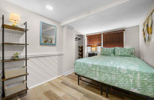 Cozy 2BR Retreat w/ Outdoor Deck - Photo 20