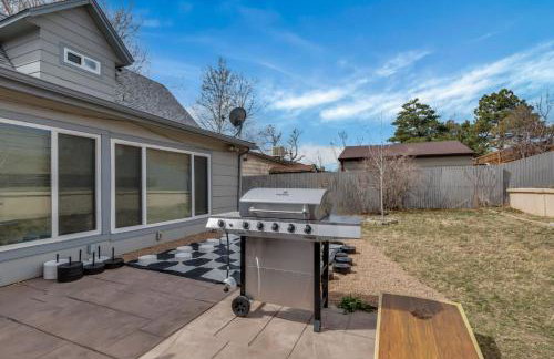 Chic Family Retreat with Game Room backyard with fire pit and minutes to Downtown! - Photo 31