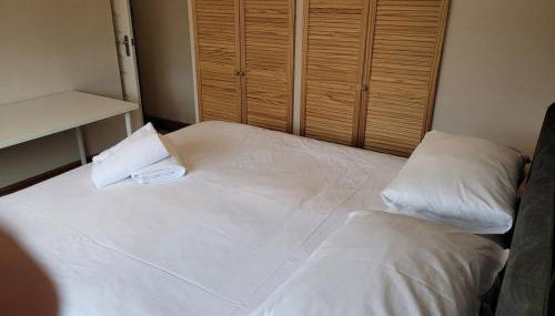 The Holbein Three bedroom home near tilgate park private parking and garden - Foto 3, wardrobe