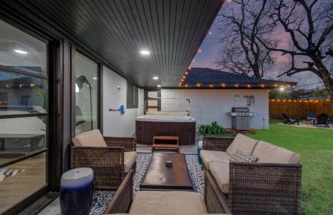 5-BD Modern Central Getaway w Hot Tub - Mins to DT - Foto 30