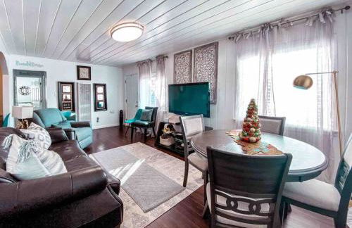 Cozy beach home walking distance from ocean - Foto 32