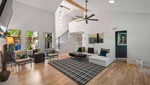 Garland Treehouse Villa: Patio Feasts & Creekside by Vacation Your way - Foto 3