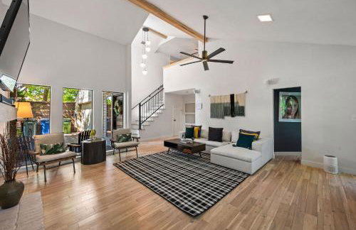 Garland Treehouse Villa: Patio Feasts & Creekside by Vacation Your way - Foto 3