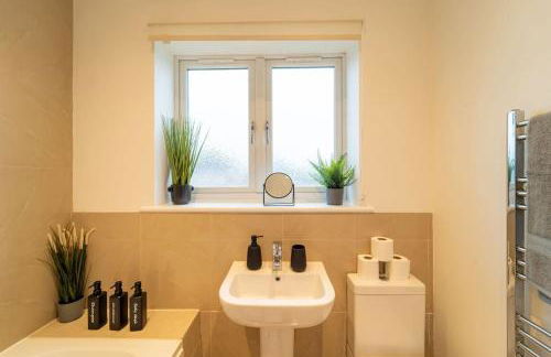 Perfect Getaway 3 Bedroom Home with Fast WiFi & Parking - Photo 29