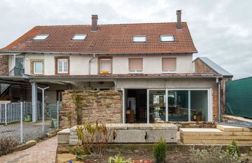 Renovated village house with enclosed garden - Foto 1