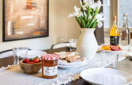 Spanish Revival Charm in Silver Lake w Patio BBQ Walkable Location Maltman Manor by AvantStay - Photo 12