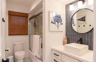 Luxury 2BR Steps to Beach & Pier with AC plus Garage Parking - Foto 17