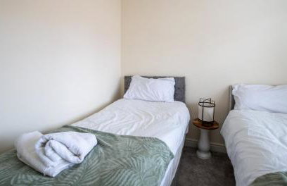 Impressive 4 Bed House Sleeps 8 - Private Parking Fast Wi-Fi Netflix & Foosball, Business Insurance and Leisure Travellers Welcome - Foto 23