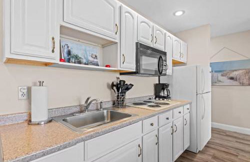 Torch Lake Vista – A-Ga-Ming Golf Lakeview Condo Large Patio ➠ 741Unit 9B - Foto 5