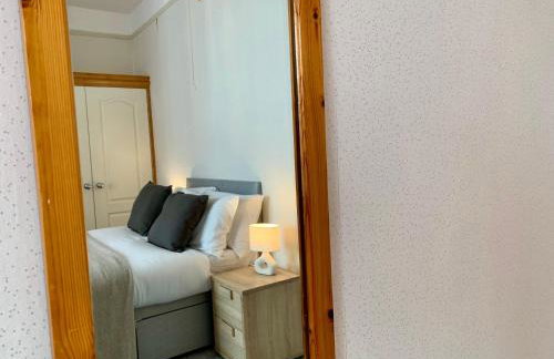 6BR Home with Parking Near Wolverhampton - Foto 34