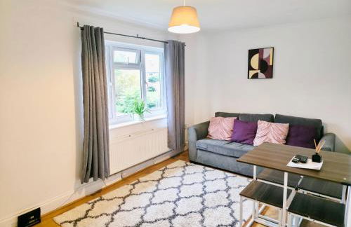 2 Bed Spacious Apartment, Sleeps 4, Free Wifi, Free Parking, Amenities Nearby, Good Transport Links Nearby, Contractors and Holidays - Foto 1