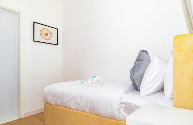 Bloomfields Spacious 2BR Duplex in Oasis - Photo 4