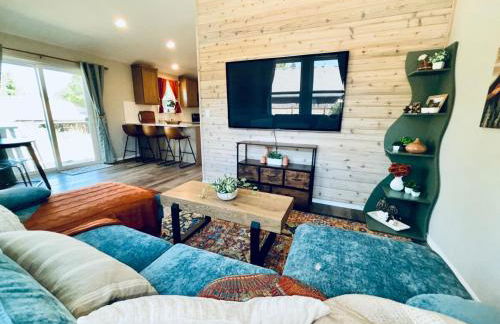 Colorful Comfort 3 Bedroom Home with Fenced yard - Foto 1