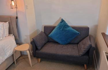 Neet Retreat - sleeps 7 next to beach - Foto 29