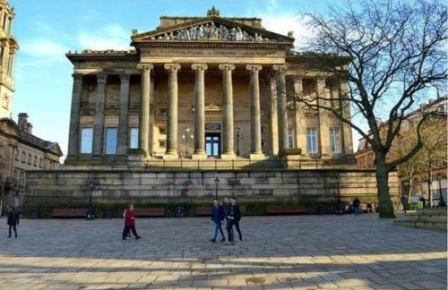 Large 2 Bedroom City Centre Apartment + Parking - Photo 6