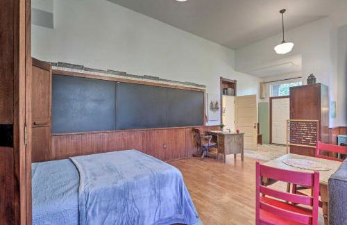 Renovated WV Schoolhouse History Buffs Heaven! - Foto 19