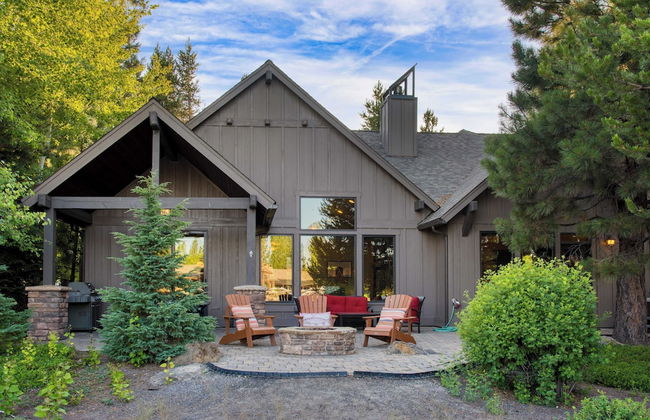 Klamath by Avantstay Gorgeous Mountain Home w/ Fire Pit, Spa & Lake Views - Photo 32