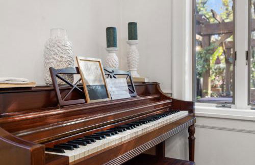 Stylish Mountain Retreat with Sunroom and Pergola - Foto 10