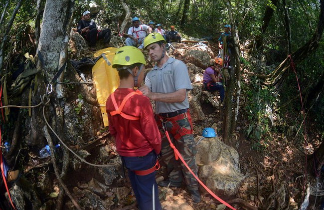 Bombeo de adrenalina Caída del agujero negro: rappel en la sucursal de las cuevas de Ian Anderson - Foto 9
