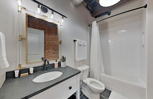 One-Of-A-Kind! Roll Up Garage Door-Pool, Speakeasy - Foto 39