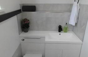 Leeson House in Harborne, Birmingham near Botanical Gardens, Queen Elizabeth Hospital, Birmingham University, Utilita Arena, Edgbaston Cricket Ground, Cadbury World and the Midland Art Centre, with free parking - Photo 33